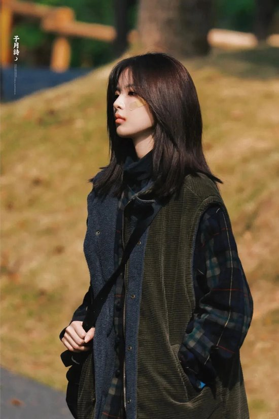 杨超越新剧造型路透，短发凸显倔强，诠释野草系女主魅力