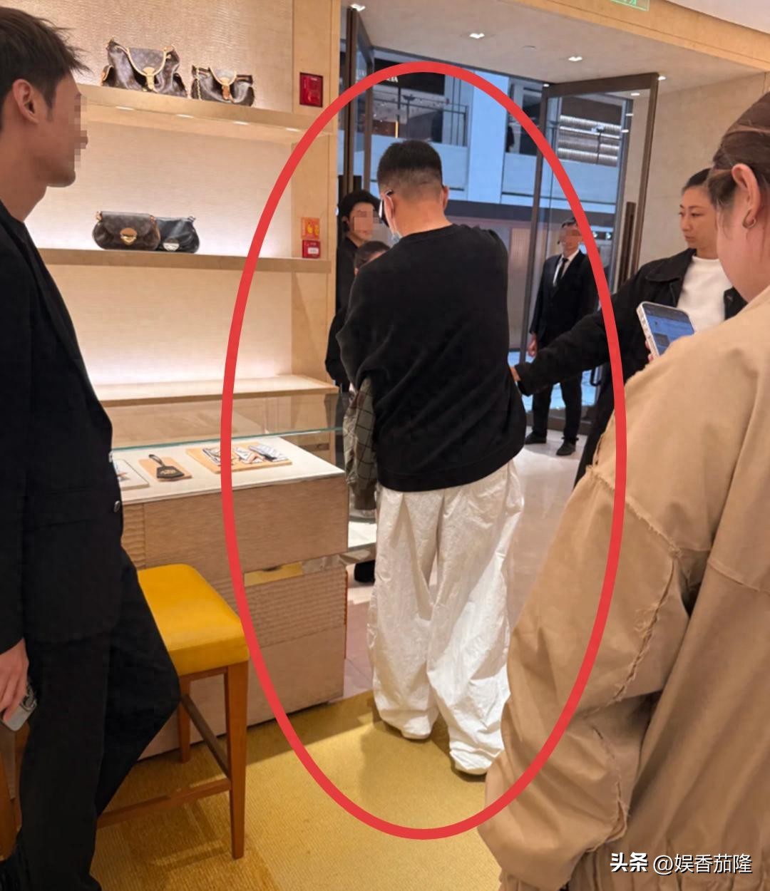 孙红雷现身北京SKP逛街，与妻子恩爱互动超甜蜜