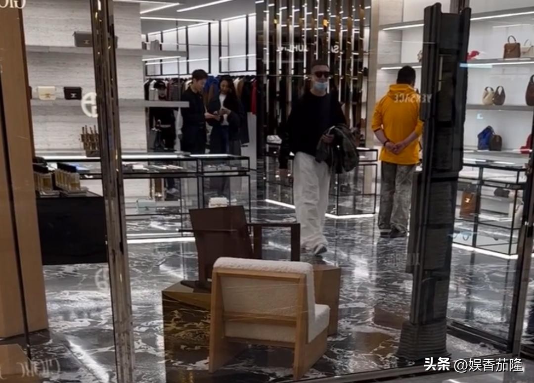 孙红雷现身北京SKP逛街，与妻子恩爱互动超甜蜜