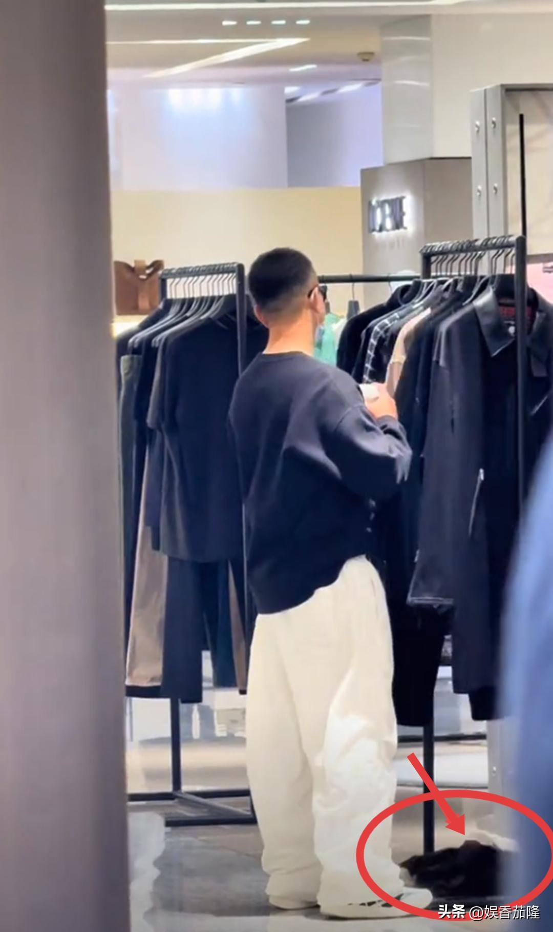 孙红雷现身北京SKP逛街，与妻子恩爱互动超甜蜜