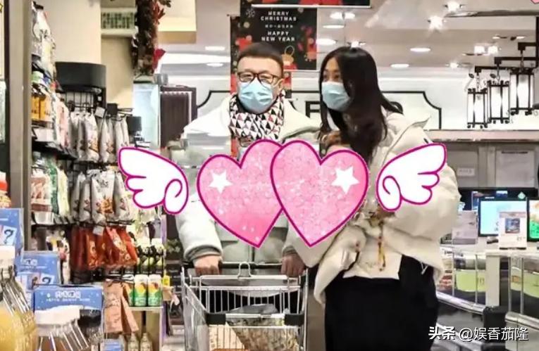 孙红雷现身北京SKP逛街，与妻子恩爱互动超甜蜜