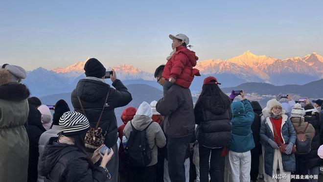 梅里雪山藏区之首，日照金山奇观成因及观赏时机大揭秘