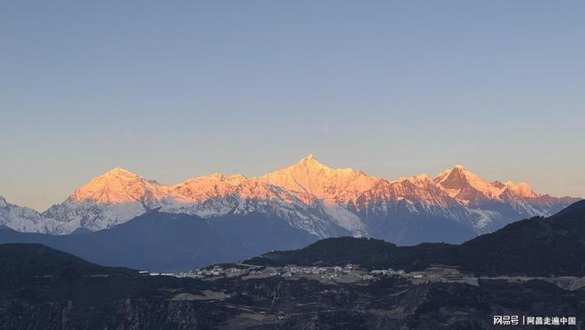 梅里雪山藏区之首，日照金山奇观成因及观赏时机大揭秘