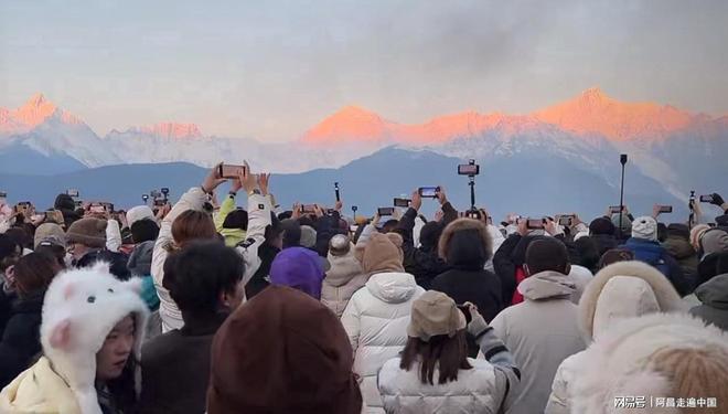 梅里雪山藏区之首，日照金山奇观成因及观赏时机大揭秘