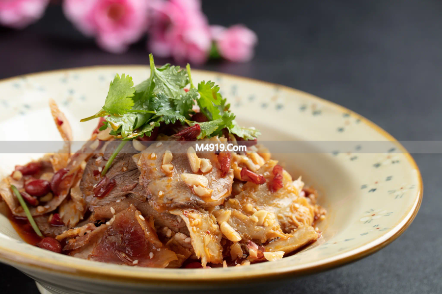 四川夫妻肺片：独特风味背后的爱情、制作与生活哲学