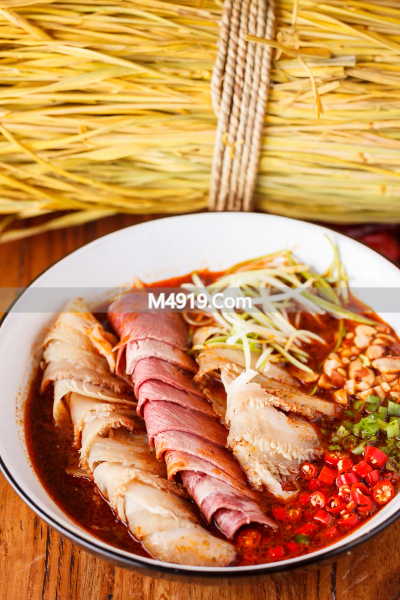 四川夫妻肺片：独特风味背后的爱情、制作与生活哲学