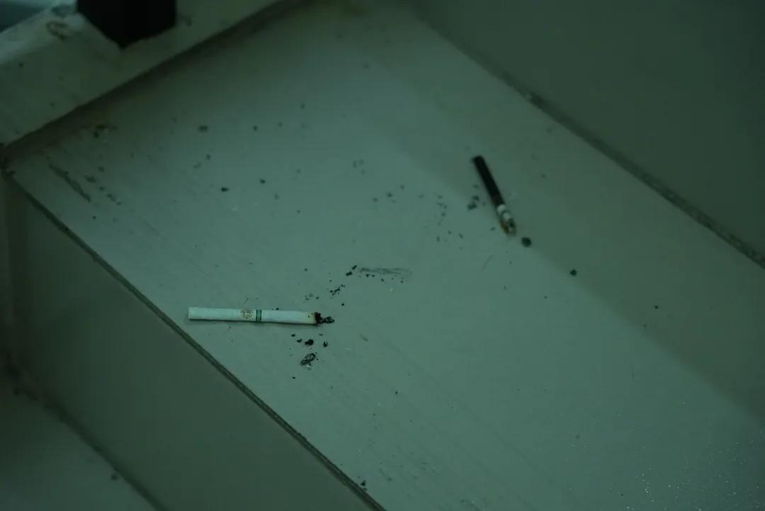 _邻居在楼道里和自家阳台上抽烟,凭什么让我吸“二手烟”?_邻居阳台抽烟怎么解决