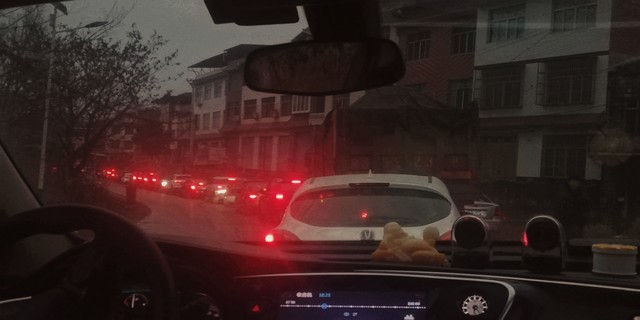 今年回农村过年发现大变化：车多路堵，网购成主流年货方式