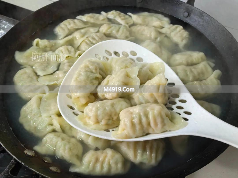 蒜苗馅饺子新吃法，鲜香不腻，比韭菜馅还好吃！做法看这里