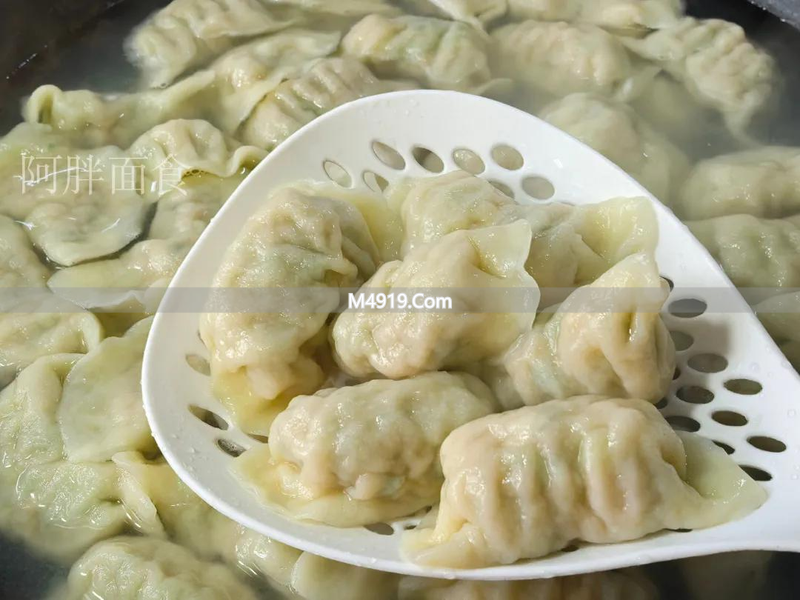 蒜苗馅饺子新吃法，鲜香不腻，比韭菜馅还好吃！做法看这里