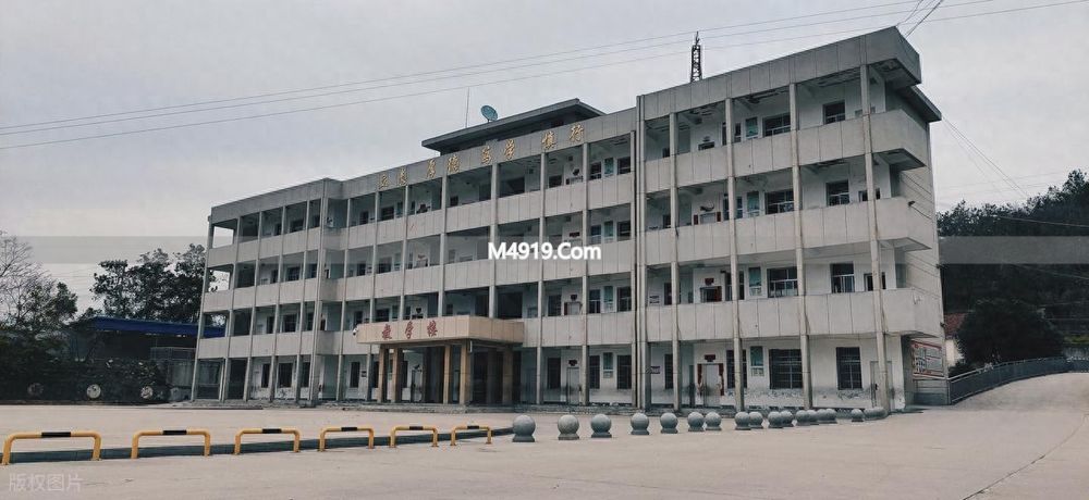 农村学校越来越少 孩子上学远又贵