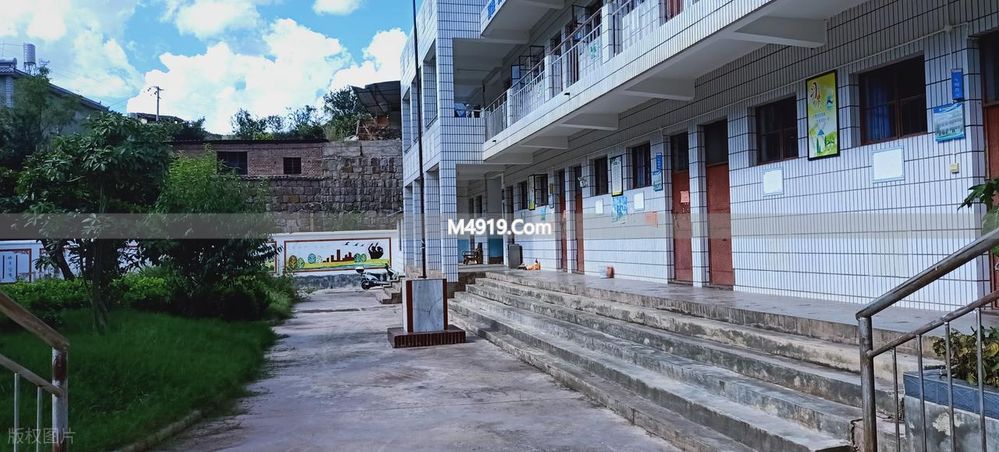 农村学校越来越少 孩子上学远又贵