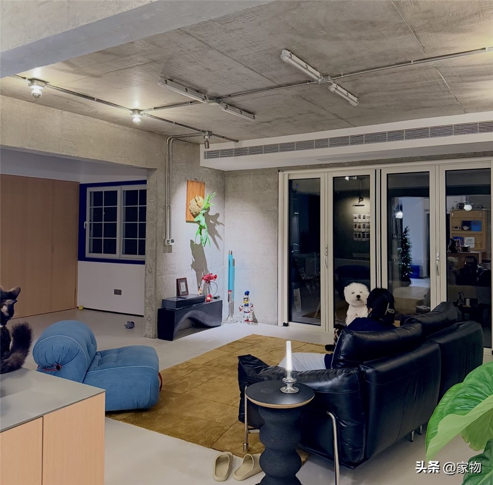 70㎡客厅装成‘毛坯风’走红！不吊顶不砌墙超有格调