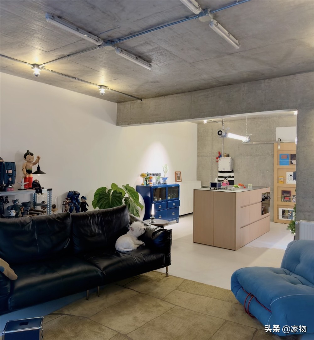 70㎡客厅装成‘毛坯风’走红！不吊顶不砌墙超有格调