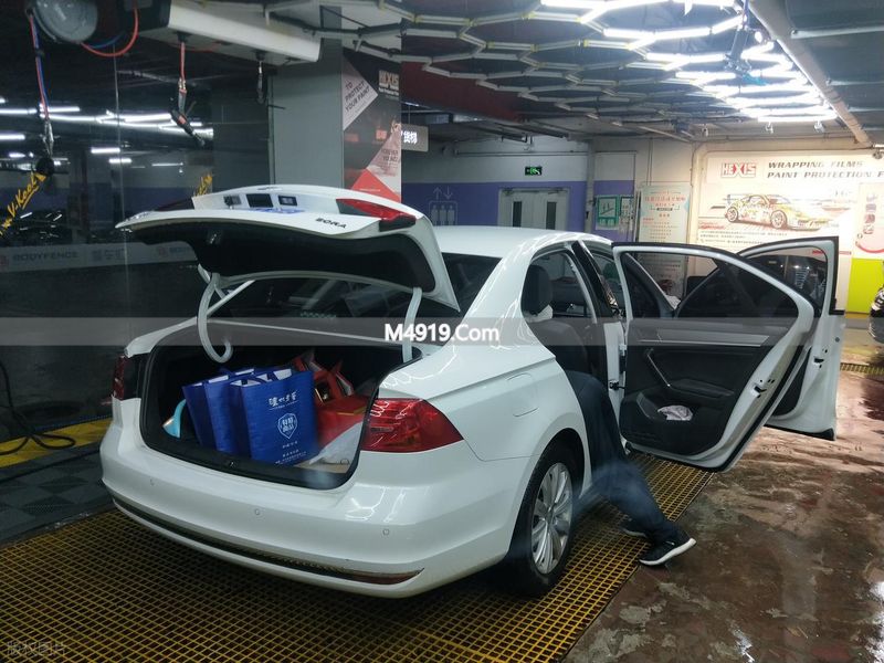 洗车工故意把车子弄花_洗车故意把车划坏_