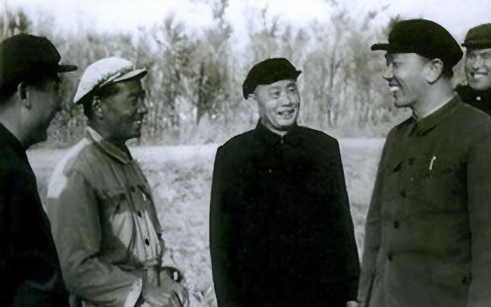 1960年开国上将拜访鸡场老农，背后故事不简单