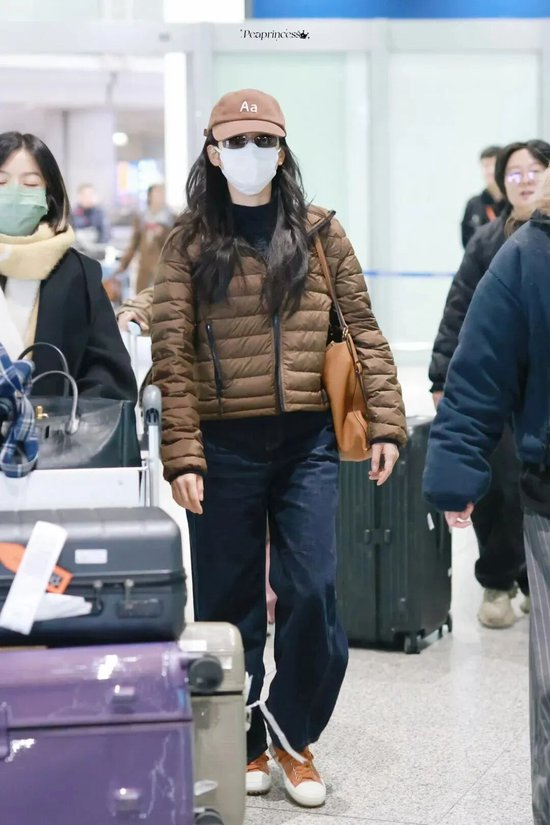 今冬热门‘排骨’羽绒服穿搭指南，显瘦又时髦