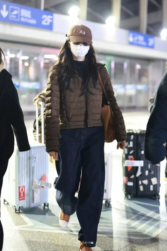 今冬热门‘排骨’羽绒服穿搭指南，显瘦又时髦