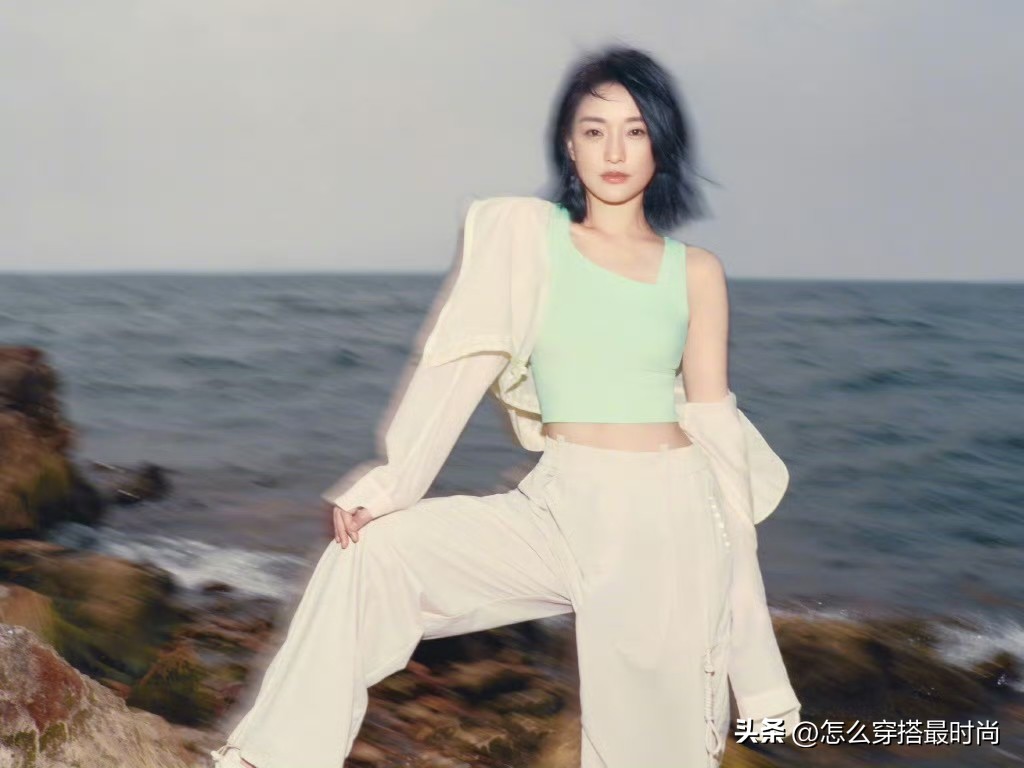 舒淇分体长裙露腰，钟楚曦花裙配羊毛卷，海边度假速速抄作业！__舒淇分体长裙露腰，钟楚曦花裙配羊毛卷，海边度假速速抄作业！