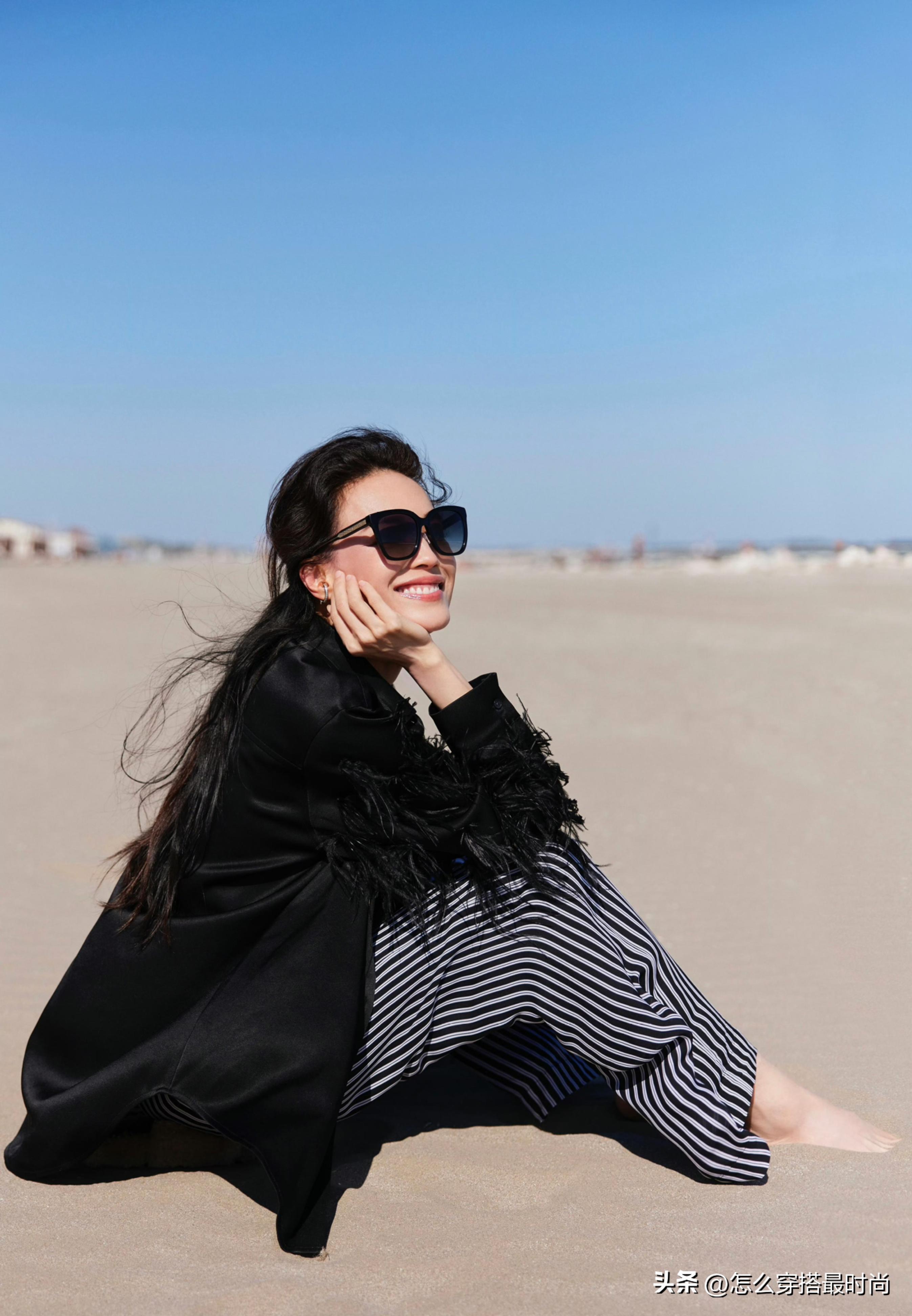 _舒淇分体长裙露腰，钟楚曦花裙配羊毛卷，海边度假速速抄作业！_舒淇分体长裙露腰，钟楚曦花裙配羊毛卷，海边度假速速抄作业！