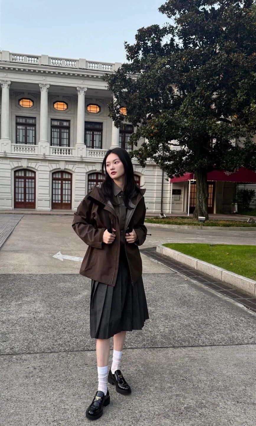 风衣夹克怎么穿？看明星示范，轻松打造时髦感与不同风格