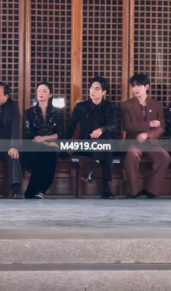 姚晨曹郁离婚多年首露面 看秀气场强状态佳