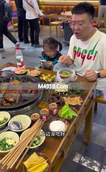 重庆饭店被曝阴阳菜单，4个鸡爪38，老板拒不开票，相关部门介入__重庆饭店被曝阴阳菜单，4个鸡爪38，老板拒不开票，相关部门介入