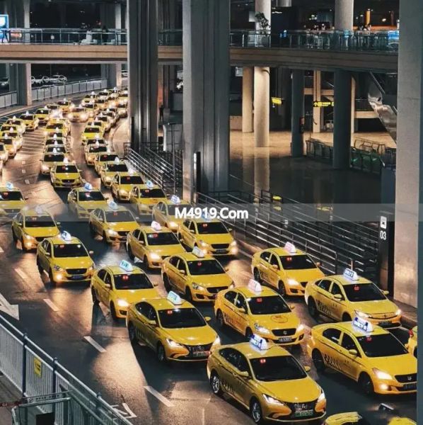 出租车司机拉客到黑店 游客遇阴阳菜单被宰