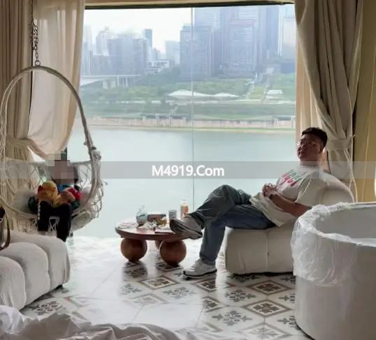 出租车司机拉客到黑店 游客遇阴阳菜单被宰