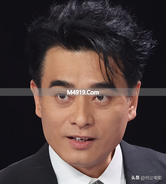 50岁陈龙近照显老，牙齿歪斜发福明显，与小10岁妻子像两代人