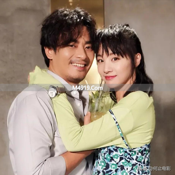 50岁陈龙近照显老，牙齿歪斜发福明显，与小10岁妻子像两代人