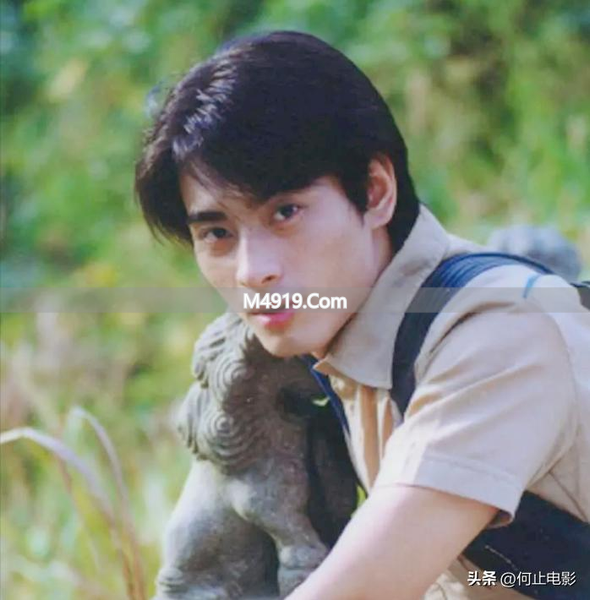 50岁陈龙近照显老，牙齿歪斜发福明显，与小10岁妻子像两代人