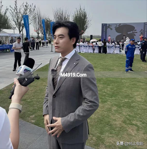 50岁陈龙近照显老，牙齿歪斜发福明显，与小10岁妻子像两代人